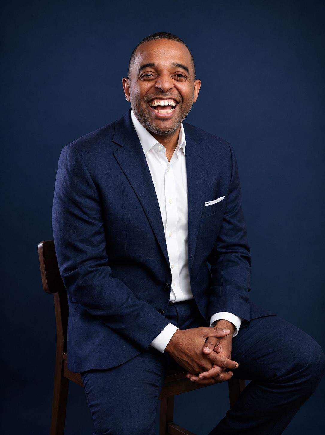 Pastor Richie Ramos sonriendo con traje azul